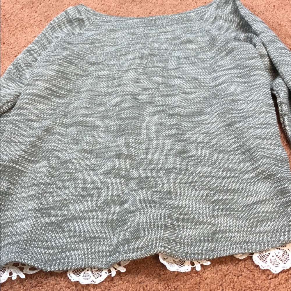 ✨HOST PICK✨ Grey and White Lace Front Top - Picture 3 of 3